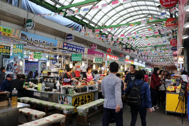 【韓國美食】首爾 廣藏市場 順熙家綠豆煎餅+豬肉餅.元祖麻藥飯捲.謎樣生物海鞘-韓式傳統小吃必吃推薦 - 第2張圖 IMG_3883