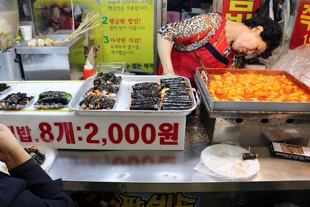 【韓國美食】首爾 廣藏市場 順熙家綠豆煎餅+豬肉餅.元祖麻藥飯捲.謎樣生物海鞘-韓式傳統小吃必吃推薦 - 第3張圖 IMG_3884