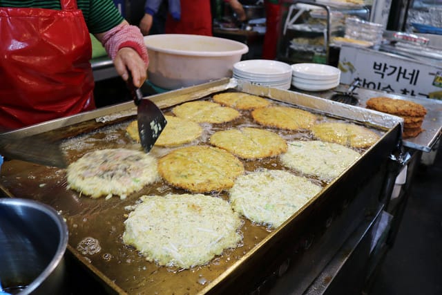 【韓國美食】首爾 廣藏市場 順熙家綠豆煎餅+豬肉餅.元祖麻藥飯捲.謎樣生物海鞘-韓式傳統小吃必吃推薦 - 第4張圖 IMG_3887
