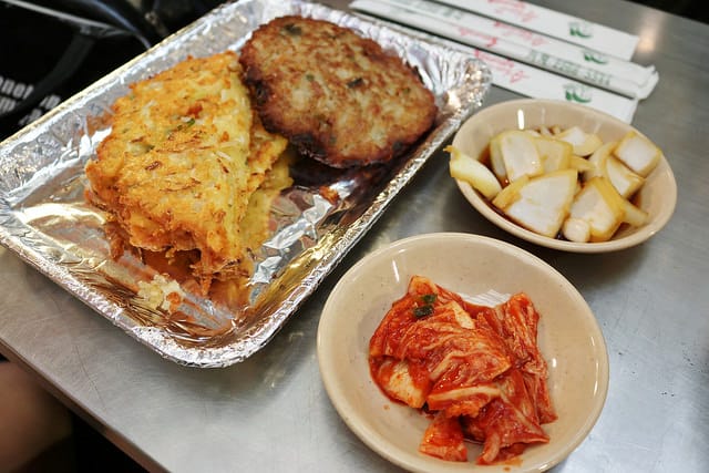 【韓國美食】首爾 廣藏市場 順熙家綠豆煎餅+豬肉餅.元祖麻藥飯捲.謎樣生物海鞘-韓式傳統小吃必吃推薦 - 第7張圖 IMG_3892