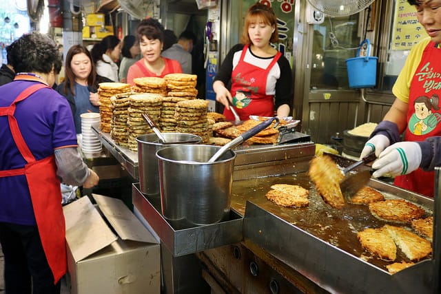 【韓國美食】首爾 廣藏市場 順熙家綠豆煎餅+豬肉餅.元祖麻藥飯捲.謎樣生物海鞘-韓式傳統小吃必吃推薦 - 第6張圖 IMG_3888