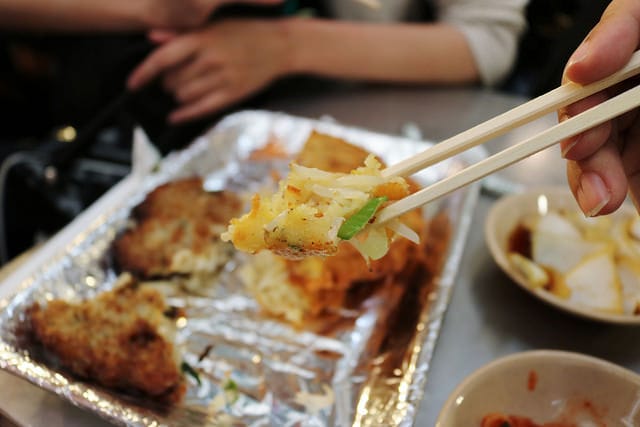 【韓國美食】首爾 廣藏市場 順熙家綠豆煎餅+豬肉餅.元祖麻藥飯捲.謎樣生物海鞘-韓式傳統小吃必吃推薦 - 第9張圖 IMG_3895
