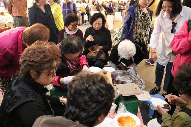 【韓國美食】首爾 廣藏市場 順熙家綠豆煎餅+豬肉餅.元祖麻藥飯捲.謎樣生物海鞘-韓式傳統小吃必吃推薦 - 第10張圖 IMG_3899