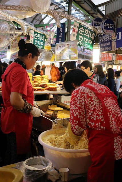 【韓國美食】首爾 廣藏市場 順熙家綠豆煎餅+豬肉餅.元祖麻藥飯捲.謎樣生物海鞘-韓式傳統小吃必吃推薦 - 第11張圖 IMG_3898
