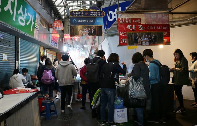 【韓國美食】首爾 廣藏市場 順熙家綠豆煎餅+豬肉餅.元祖麻藥飯捲.謎樣生物海鞘-韓式傳統小吃必吃推薦 - 第12張圖 IMG_3919