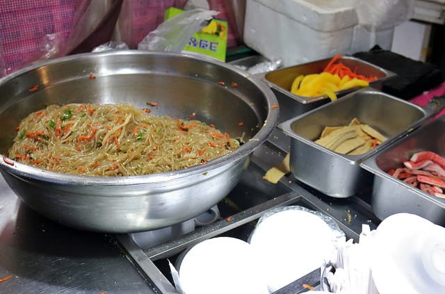 【韓國美食】首爾 廣藏市場 順熙家綠豆煎餅+豬肉餅.元祖麻藥飯捲.謎樣生物海鞘-韓式傳統小吃必吃推薦 - 第13張圖 IMG_3909