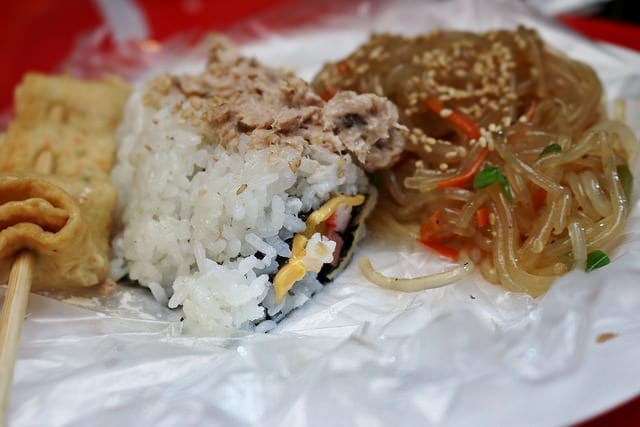 【韓國美食】首爾 廣藏市場 順熙家綠豆煎餅+豬肉餅.元祖麻藥飯捲.謎樣生物海鞘-韓式傳統小吃必吃推薦 - 第17張圖 IMG_3918