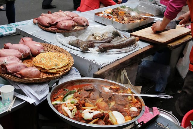 【韓國美食】首爾 廣藏市場 順熙家綠豆煎餅+豬肉餅.元祖麻藥飯捲.謎樣生物海鞘-韓式傳統小吃必吃推薦 - 第19張圖 IMG_3921