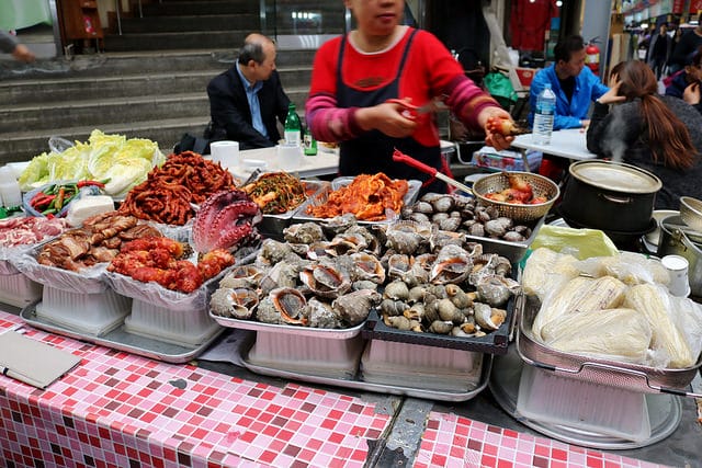【韓國美食】首爾 廣藏市場 順熙家綠豆煎餅+豬肉餅.元祖麻藥飯捲.謎樣生物海鞘-韓式傳統小吃必吃推薦 - 第21張圖 IMG_3903