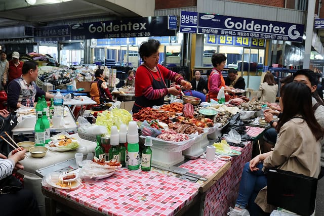 【韓國美食】首爾 廣藏市場 順熙家綠豆煎餅+豬肉餅.元祖麻藥飯捲.謎樣生物海鞘-韓式傳統小吃必吃推薦 - 第27張圖 IMG_3932