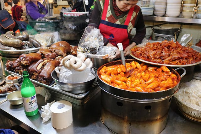 【韓國美食】首爾 廣藏市場 順熙家綠豆煎餅+豬肉餅.元祖麻藥飯捲.謎樣生物海鞘-韓式傳統小吃必吃推薦 - 第29張圖 IMG_3944