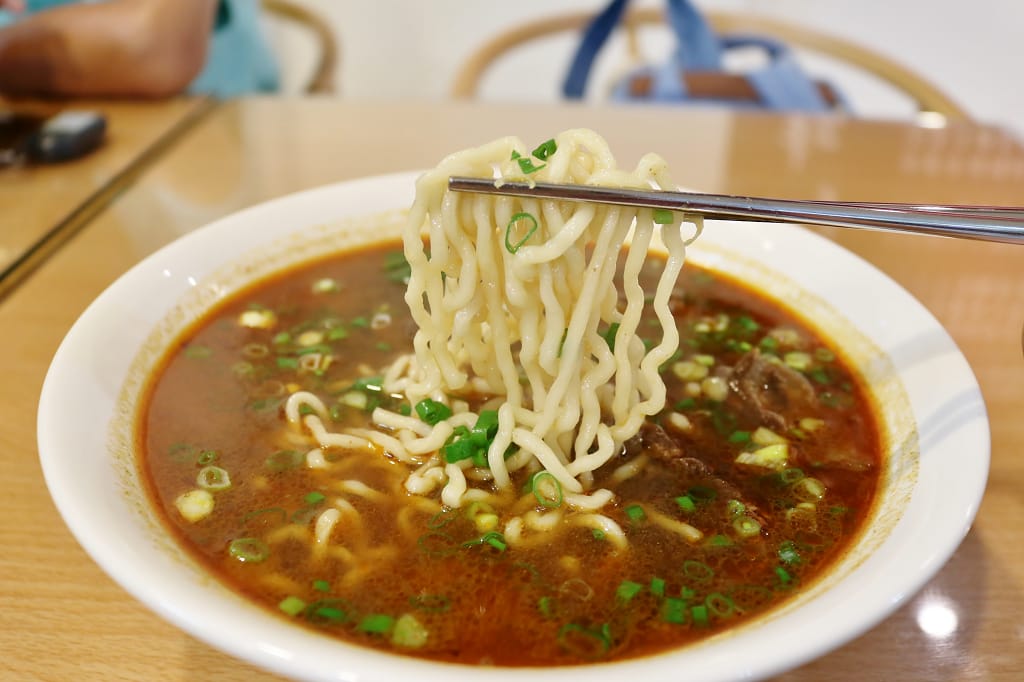 台南|東豐亭 台企牛肉麵(長榮店) 紅燒牛肉麵 - 第6張圖 台南|東豐亭 台企牛肉麵(長榮店) 紅燒牛肉麵