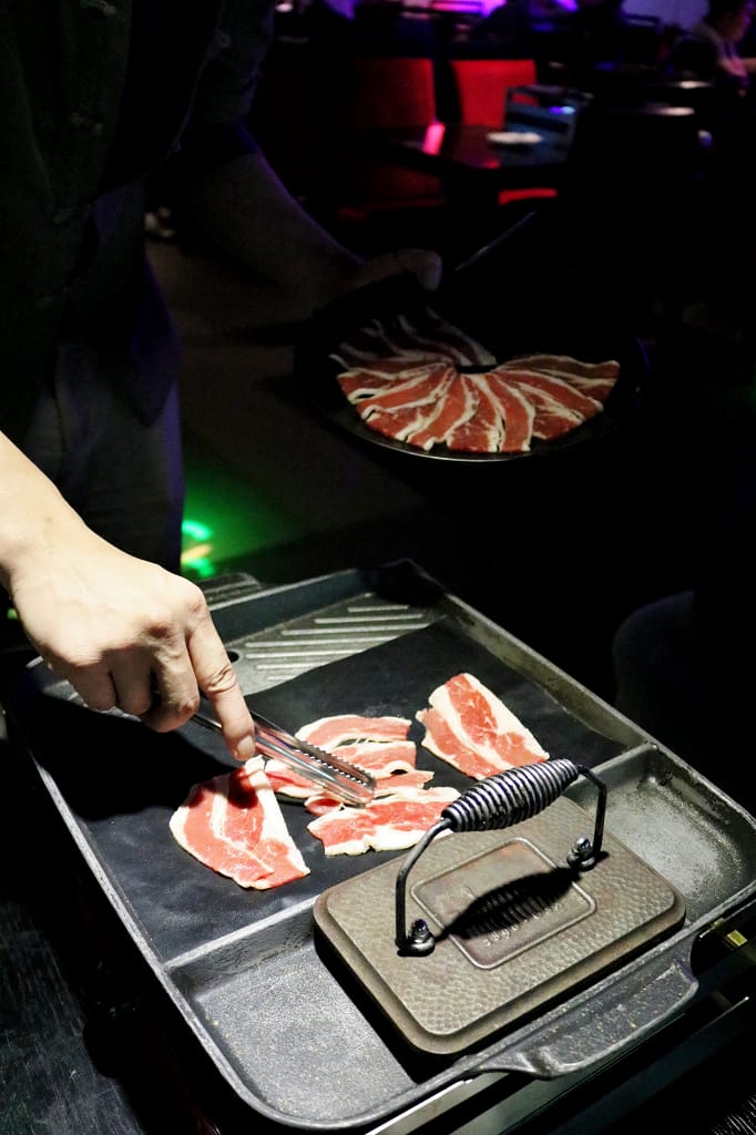 台北｜皇上吉饗 極品唐風燒肉 東區夜店風．大安區燒肉吃到飽