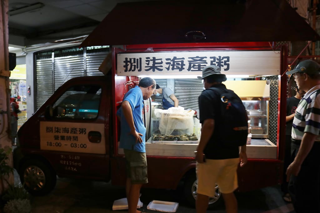 台南|捌柒海產粥 超狂龍蝦海產粥 食尚玩家推薦.人氣排隊餐車美食 - 第2張圖 台南|捌柒海產粥 超狂龍蝦海產粥 食尚玩家推薦.人氣排隊餐車美食