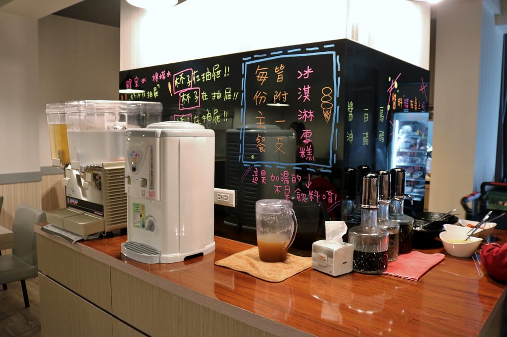 台北｜金鍋盃小火鍋四館(中正店) 冬季必吃！超霸氣海鮮航空母艦鍋．中正紀念堂火鍋推薦