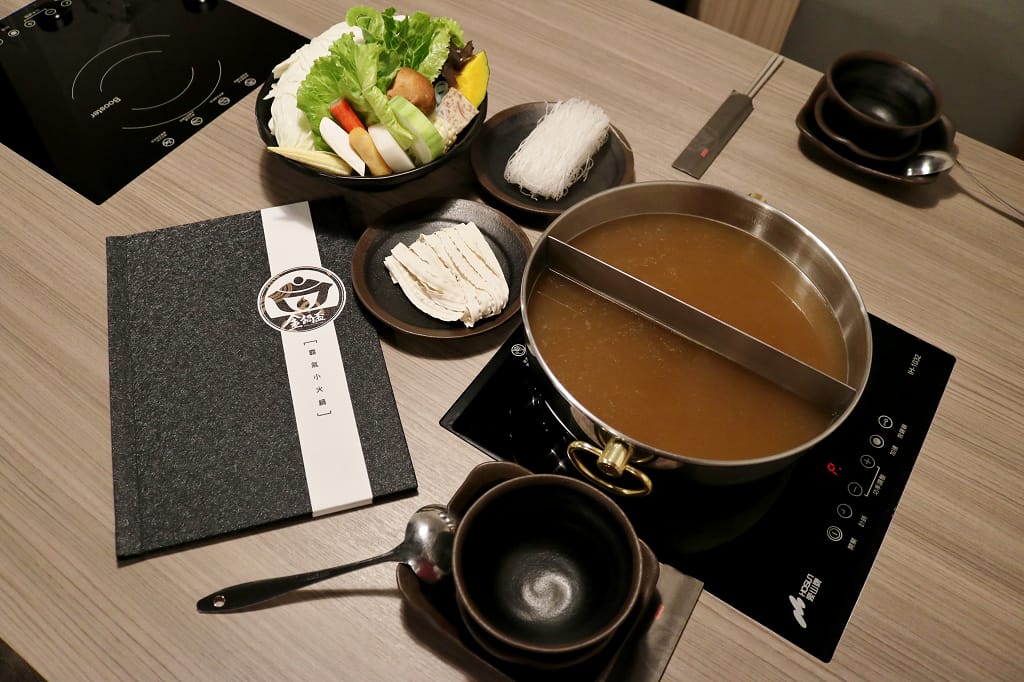 台北｜金鍋盃小火鍋四館(中正店) 冬季必吃！超霸氣海鮮航空母艦鍋．中正紀念堂火鍋推薦