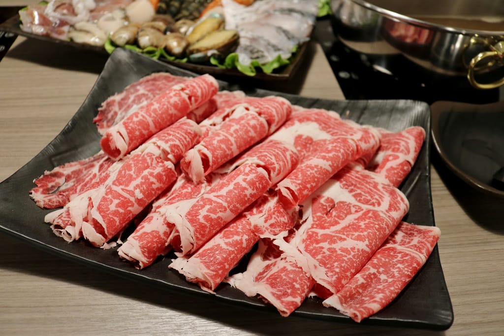 台北｜金鍋盃小火鍋四館(中正店) 冬季必吃！超霸氣海鮮航空母艦鍋．中正紀念堂火鍋推薦