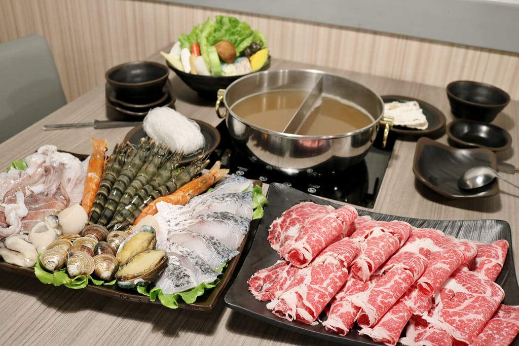台北｜金鍋盃小火鍋四館(中正店) 冬季必吃！超霸氣海鮮航空母艦鍋．中正紀念堂火鍋推薦
