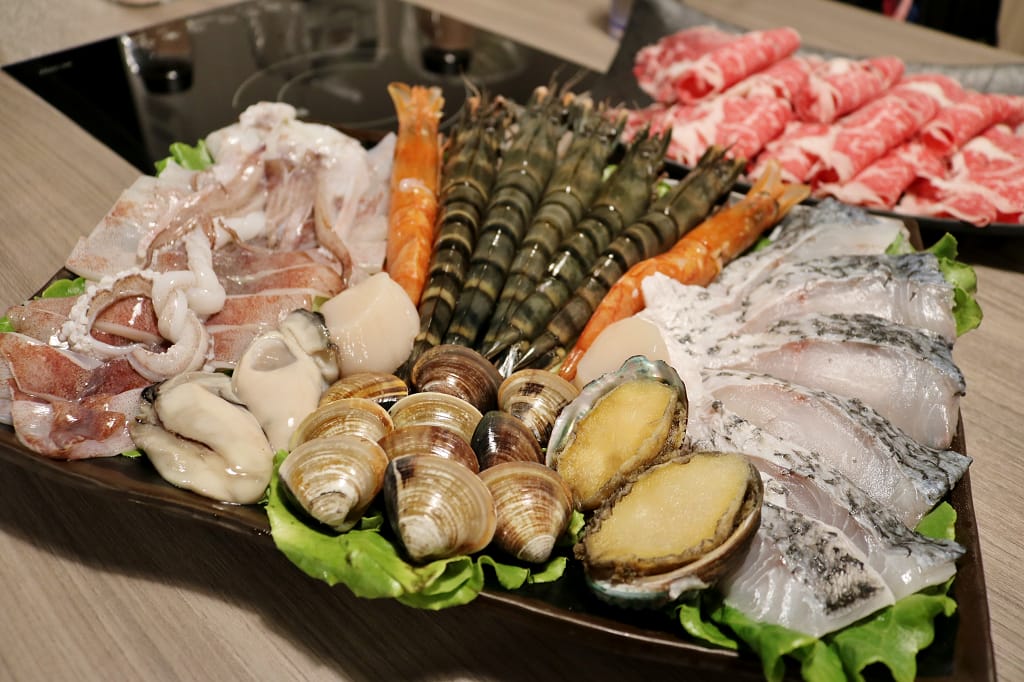 台北｜金鍋盃小火鍋四館(中正店) 冬季必吃！超霸氣海鮮航空母艦鍋．中正紀念堂火鍋推薦
