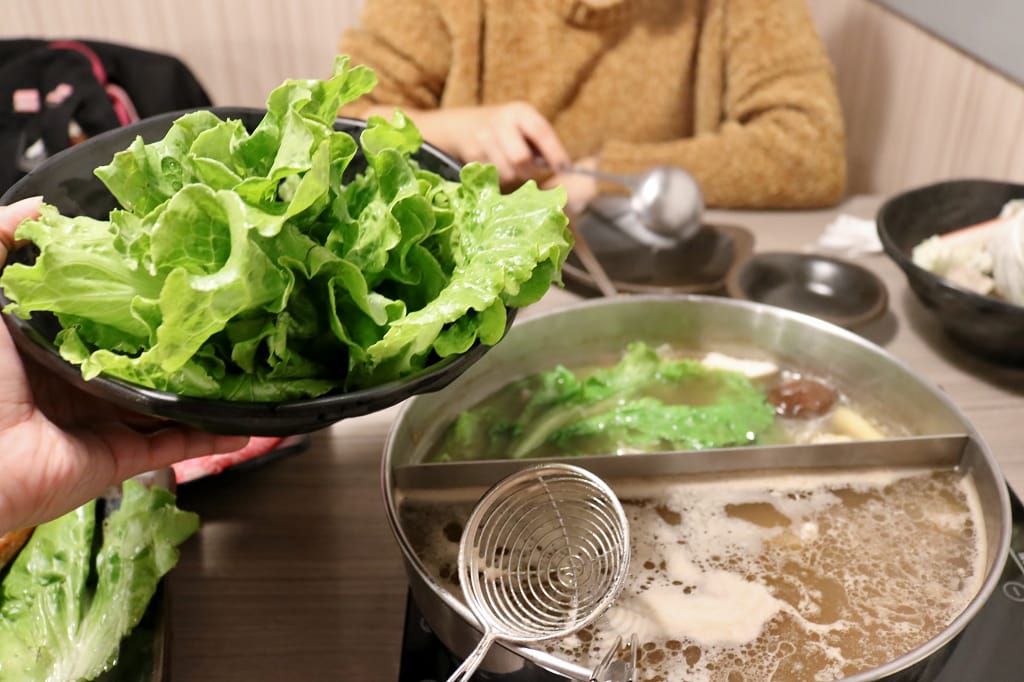 台北｜金鍋盃小火鍋四館(中正店) 冬季必吃！超霸氣海鮮航空母艦鍋．中正紀念堂火鍋推薦