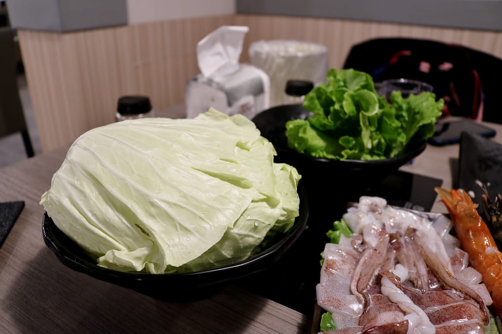 台北｜金鍋盃小火鍋四館(中正店) 冬季必吃！超霸氣海鮮航空母艦鍋．中正紀念堂火鍋推薦