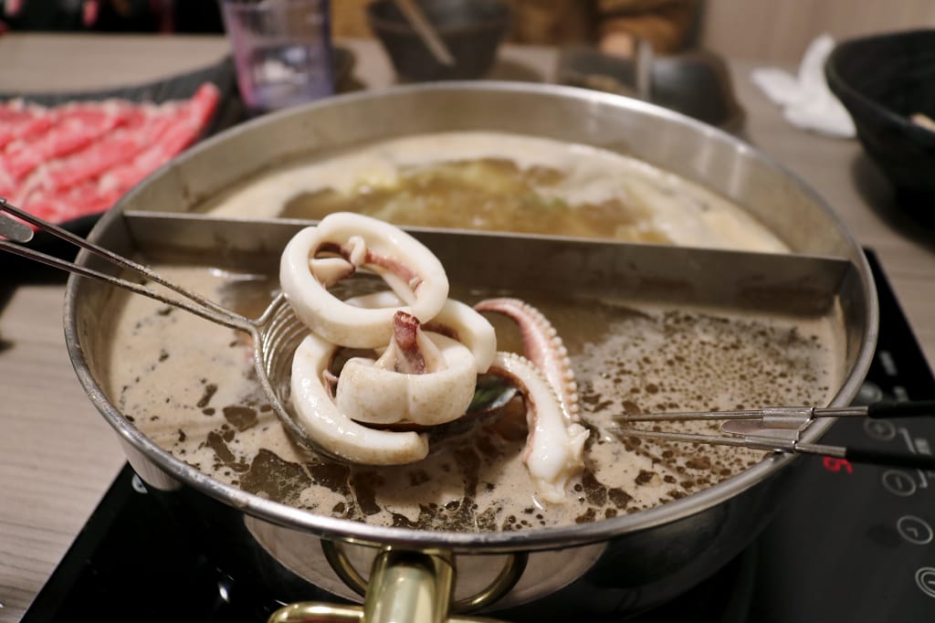 台北｜金鍋盃小火鍋四館(中正店) 冬季必吃！超霸氣海鮮航空母艦鍋．中正紀念堂火鍋推薦