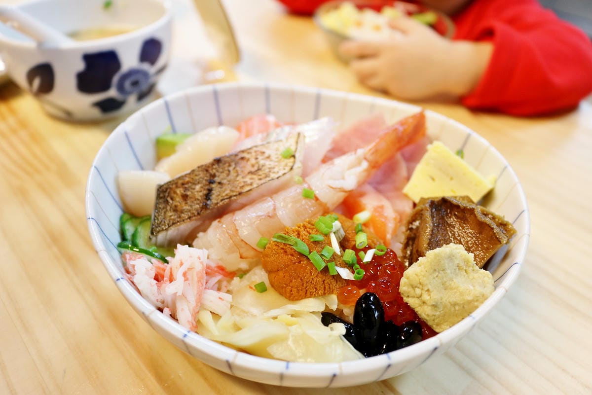 台北|漁匠甘霖 N訪 超狂生魚片等級炙燒鮭魚親子豆皮壽司 永樂市場日間限定.日式丼飯推薦 - 第12張圖 台北|漁匠甘霖 N訪 超狂生魚片等級炙燒鮭魚親子豆皮壽司 永樂市場日間限定.日式丼飯推薦