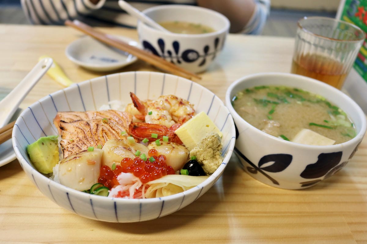 台北|漁匠甘霖 N訪 超狂生魚片等級炙燒鮭魚親子豆皮壽司 永樂市場日間限定.日式丼飯推薦 - 第10張圖 台北|漁匠甘霖 N訪 超狂生魚片等級炙燒鮭魚親子豆皮壽司 永樂市場日間限定.日式丼飯推薦