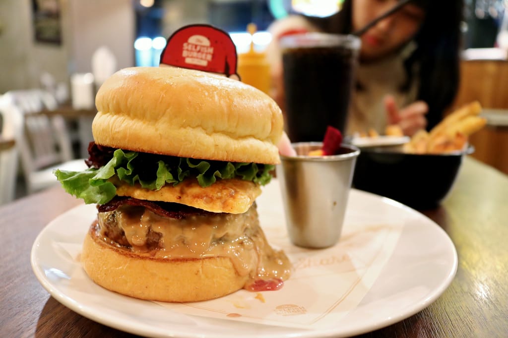 台北|Selfish Burger 喀漢堡 二訪 期間限定 創意麻辣拉麵漢堡.花生醬漢堡 - 第6張圖 台北|Selfish Burger 喀漢堡 二訪 期間限定 創意麻辣拉麵漢堡.花生醬漢堡