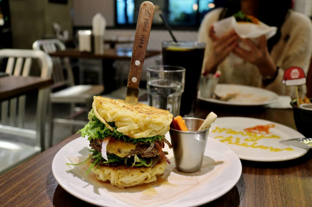 台北|Selfish Burger 喀漢堡 二訪 期間限定 創意麻辣拉麵漢堡.花生醬漢堡 - 第9張圖 台北|Selfish Burger 喀漢堡 二訪 期間限定 創意麻辣拉麵漢堡.花生醬漢堡