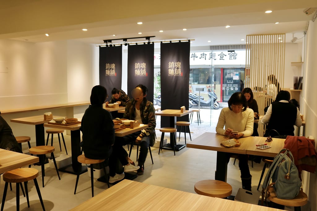 台北｜大師兄銷魂麵舖(忠孝店) 麻辣/清燉牛肉湯 香麻銷魂乾拌麵