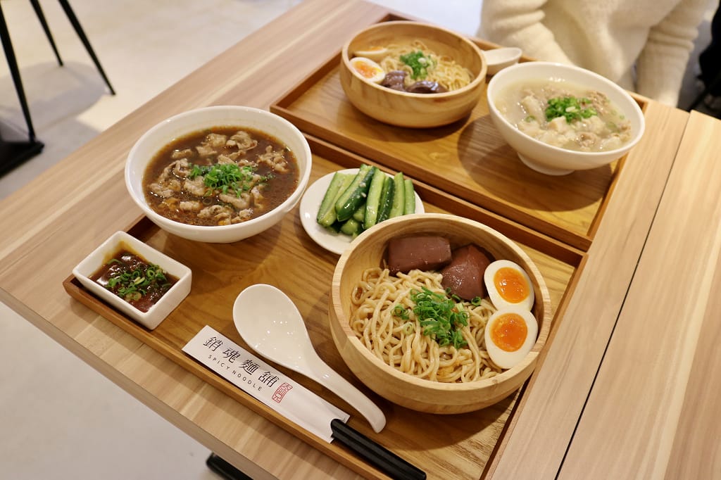 台北｜大師兄銷魂麵舖(忠孝店) 麻辣/清燉牛肉湯 香麻銷魂乾拌麵