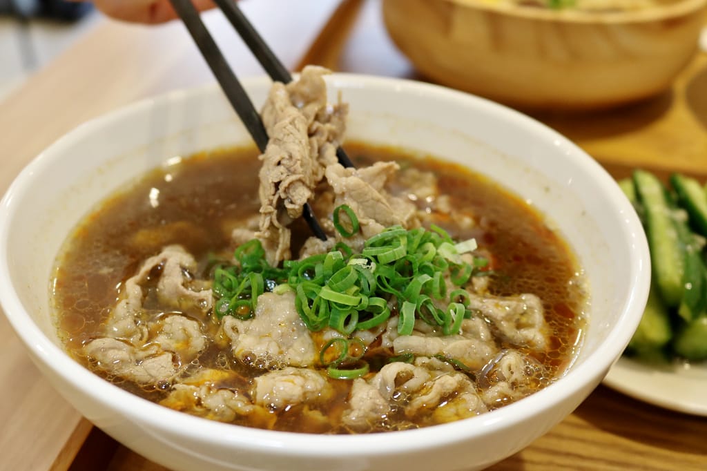 台北｜大師兄銷魂麵舖(忠孝店) 麻辣/清燉牛肉湯 香麻銷魂乾拌麵