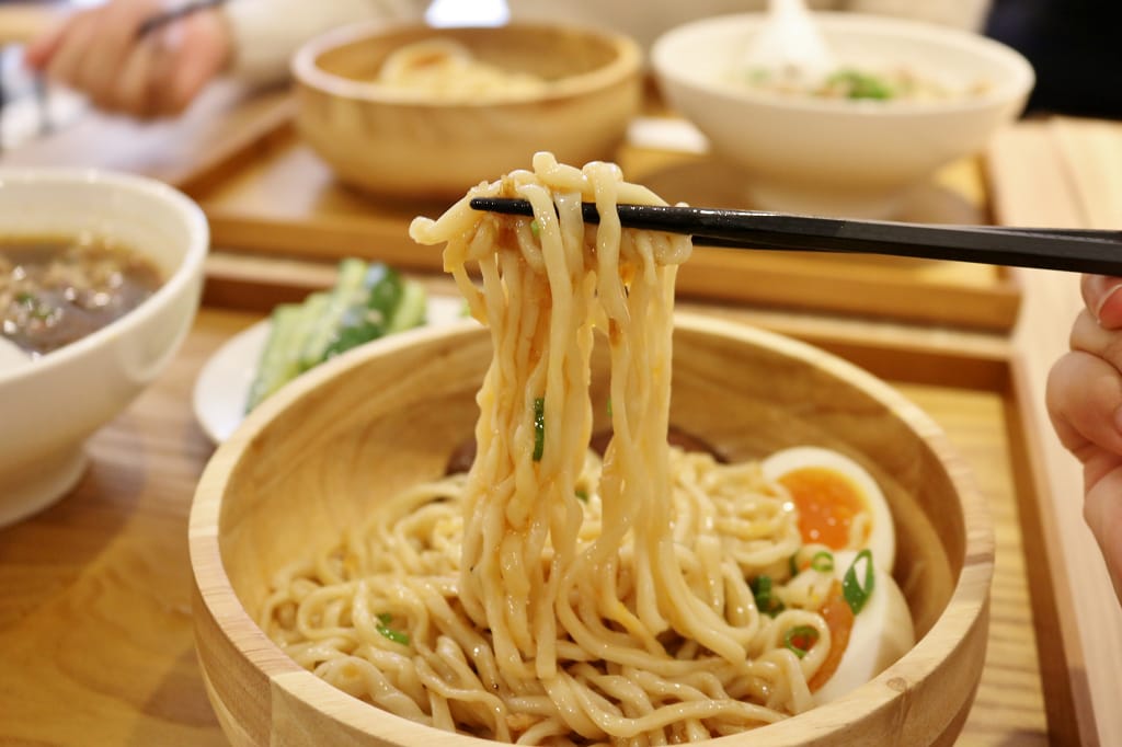 台北｜大師兄銷魂麵舖(忠孝店) 麻辣/清燉牛肉湯 香麻銷魂乾拌麵