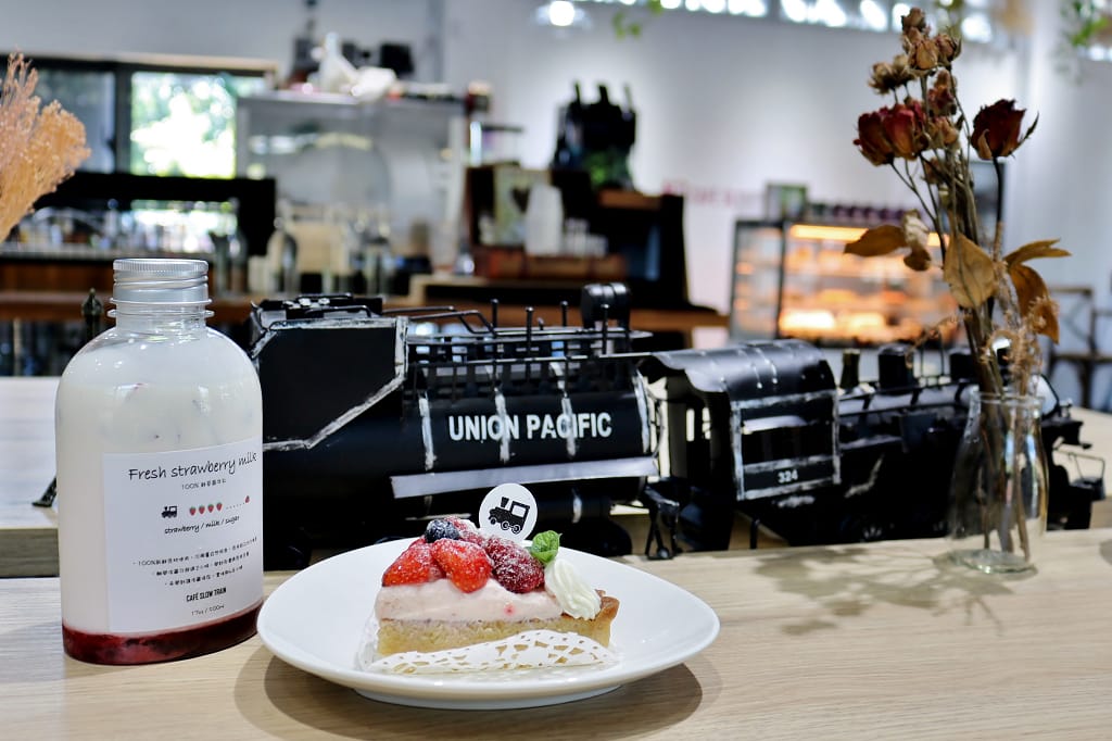 宜蘭｜Café slow train 小火車咖啡館 幸福草莓季 草莓牛奶．草莓甜點