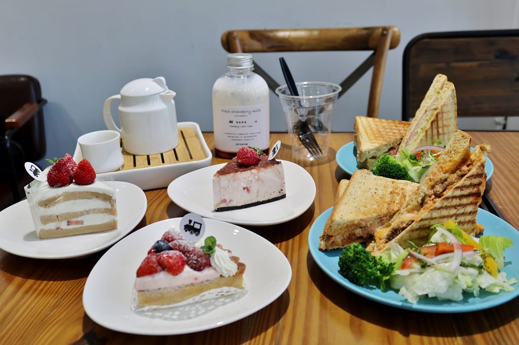 宜蘭｜Café slow train 小火車咖啡館 幸福草莓季 草莓牛奶．草莓甜點