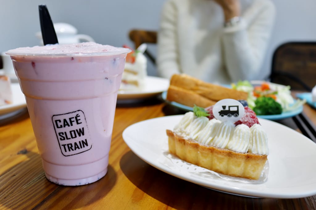 宜蘭｜Café slow train 小火車咖啡館 幸福草莓季 草莓牛奶．草莓甜點