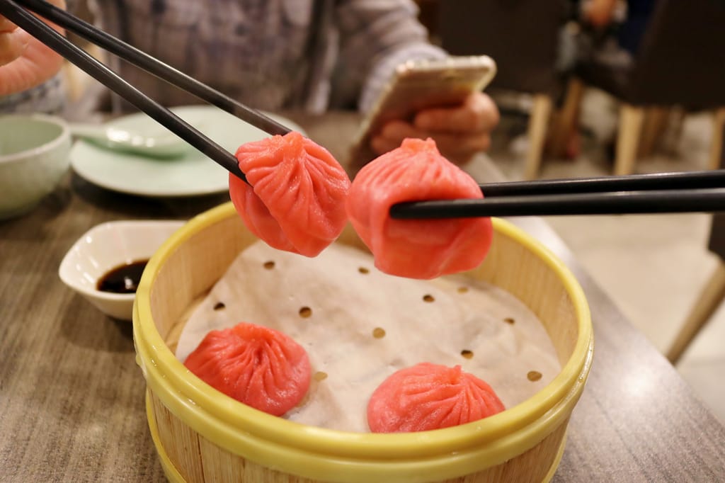 新加坡｜翡翠江南 怡豐城vivo city美食推薦．萌萌的粉紅辣椒蟹小籠包