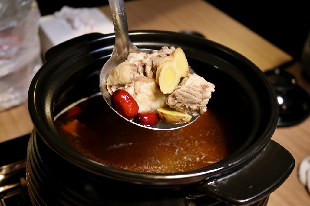 台北｜雞老爺 搭捷運也能吃到美味的藥膳桶仔雞．日式串燒．平日生啤酒買一送一
