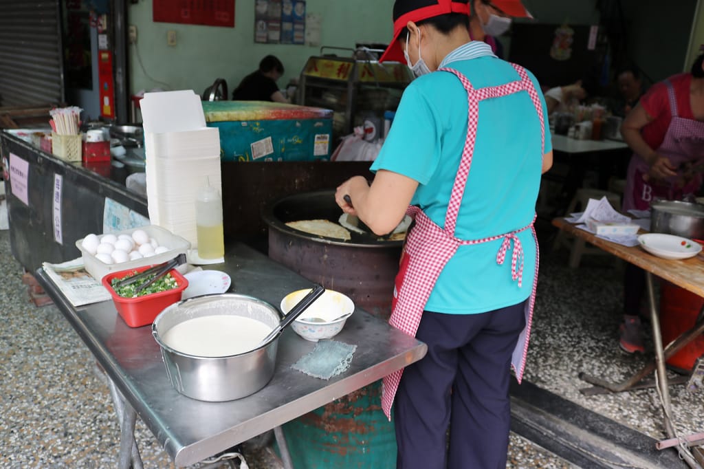 台南｜阿公阿婆蛋餅 市場內排隊早餐 傳統麵糊蛋餅