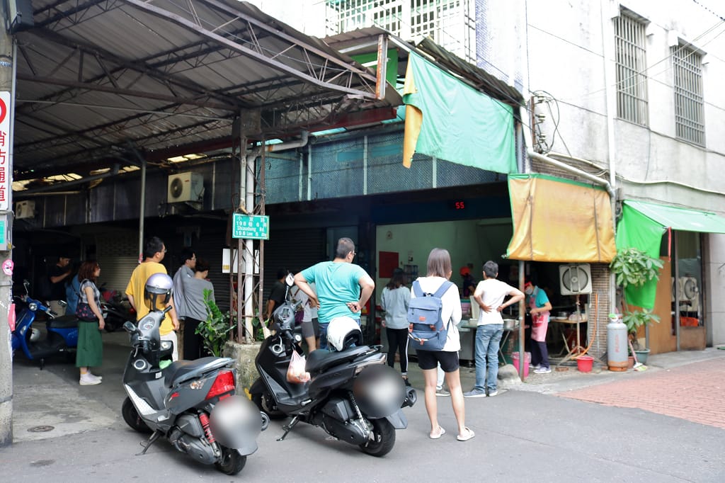 台南｜阿公阿婆蛋餅 市場內排隊早餐 傳統麵糊蛋餅