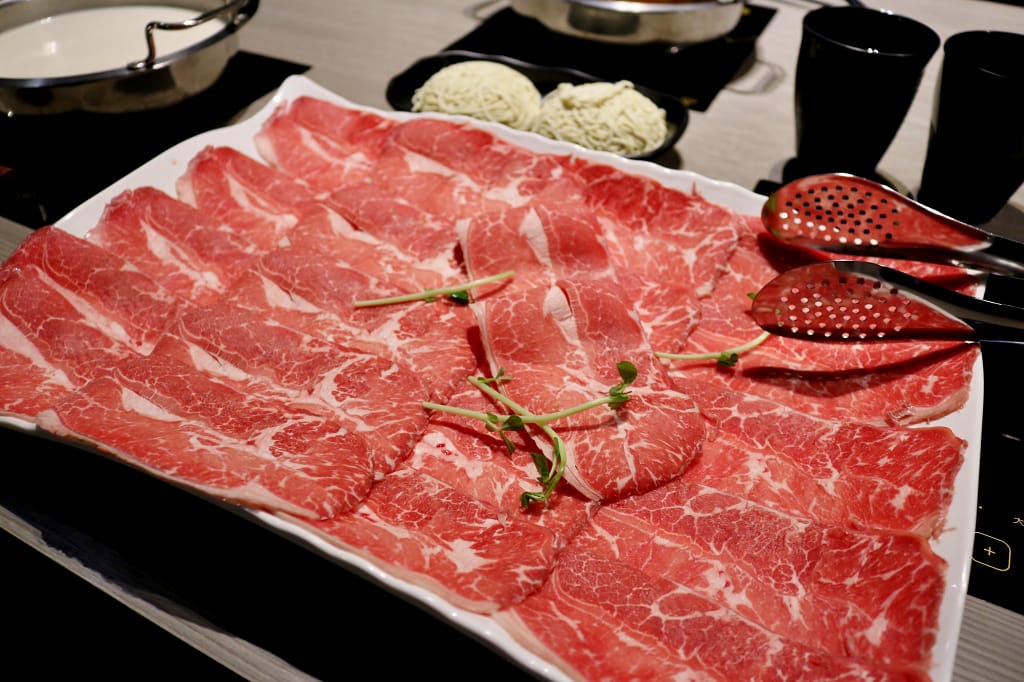 台北｜肉老大 頂級肉品涮涮鍋(忠孝復興店) 個人麻辣火鍋．牛奶鍋推薦！