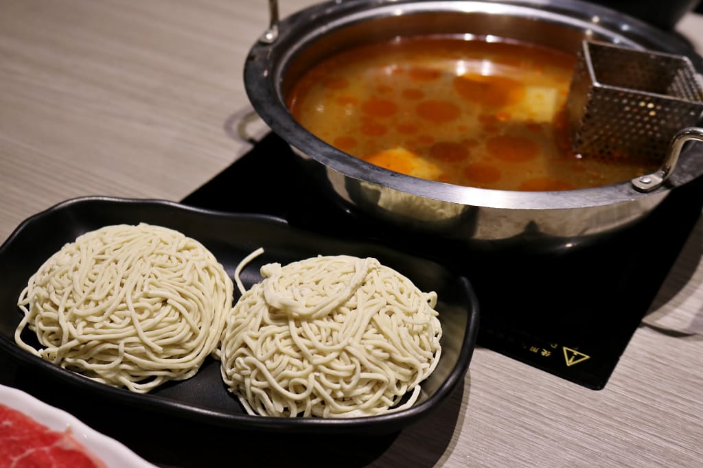 台北｜肉老大 頂級肉品涮涮鍋(忠孝復興店) 個人麻辣火鍋．牛奶鍋推薦！