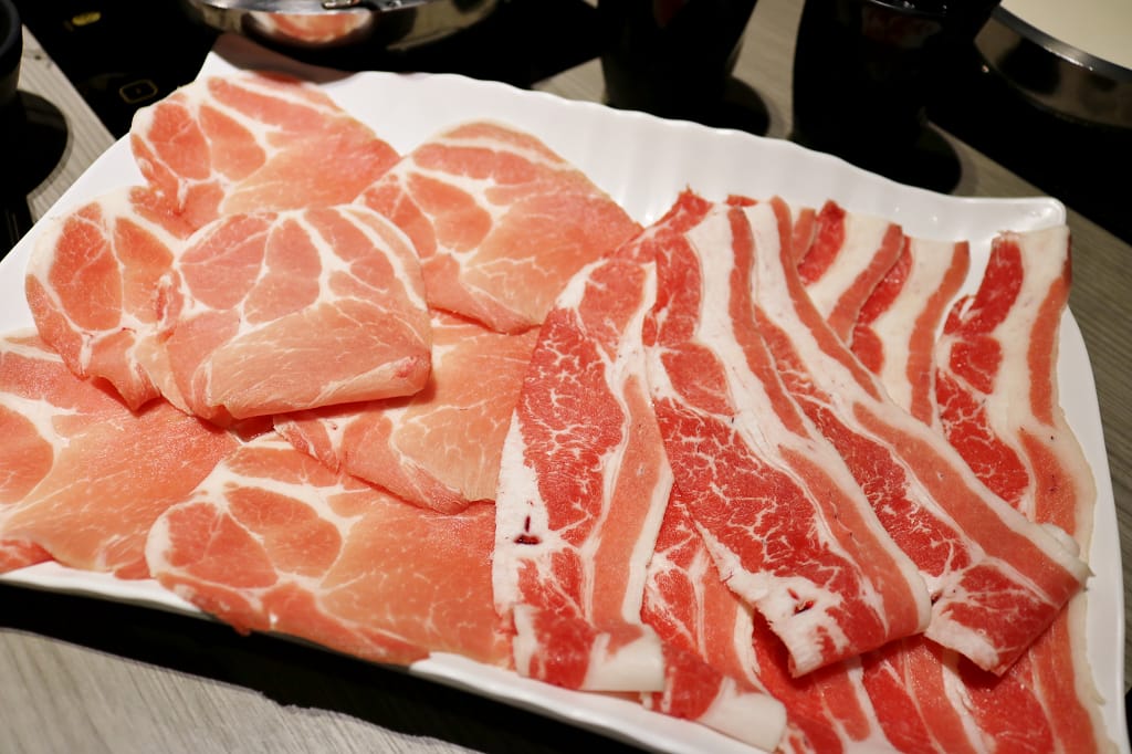 台北｜肉老大 頂級肉品涮涮鍋(忠孝復興店) 個人麻辣火鍋．牛奶鍋推薦！