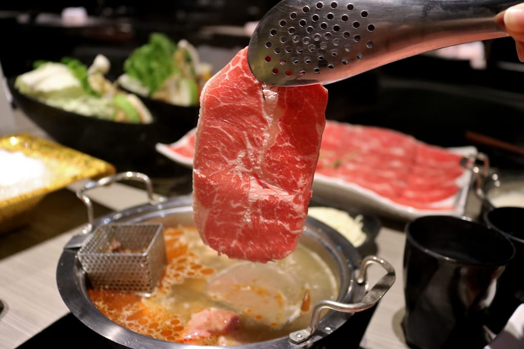 台北｜肉老大 頂級肉品涮涮鍋(忠孝復興店) 個人麻辣火鍋．牛奶鍋推薦！