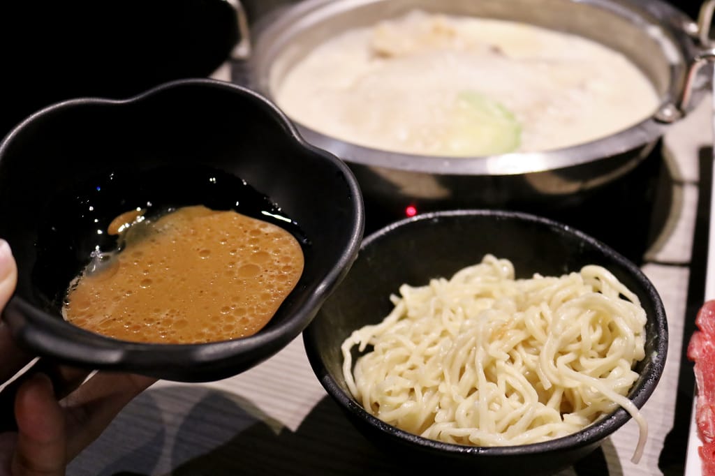 台北｜肉老大 頂級肉品涮涮鍋(忠孝復興店) 個人麻辣火鍋．牛奶鍋推薦！