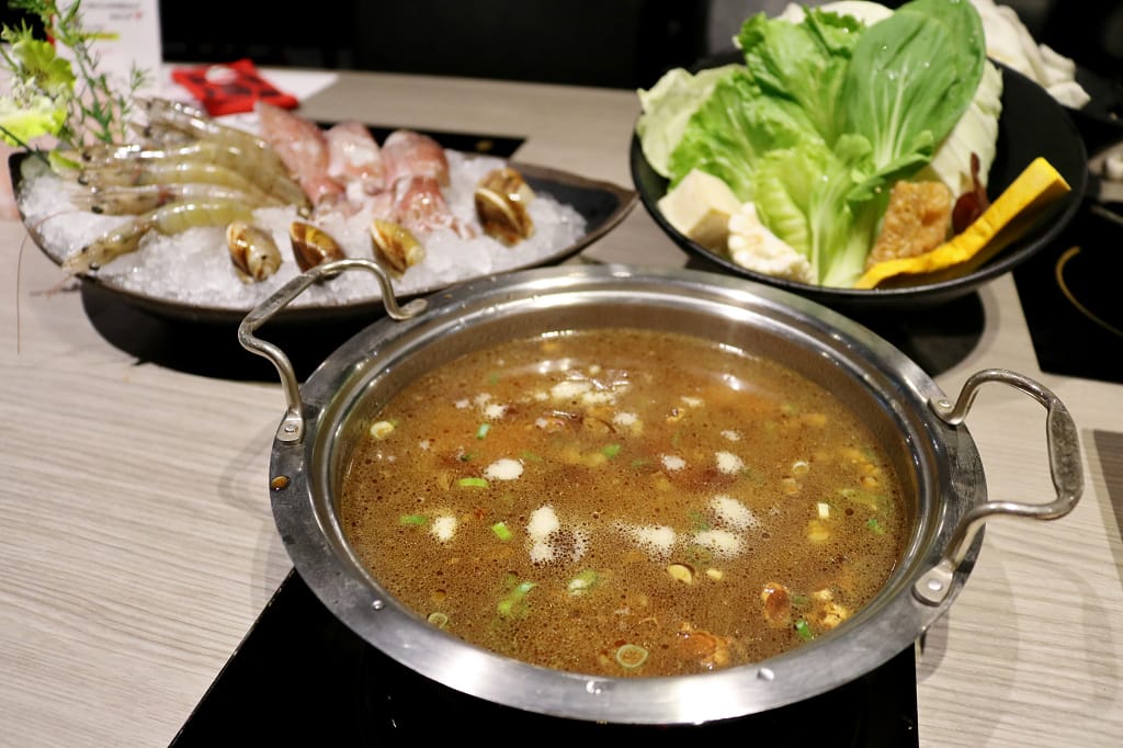 台北｜肉老大 頂級肉品涮涮鍋(忠孝復興店) 個人麻辣火鍋．牛奶鍋推薦！