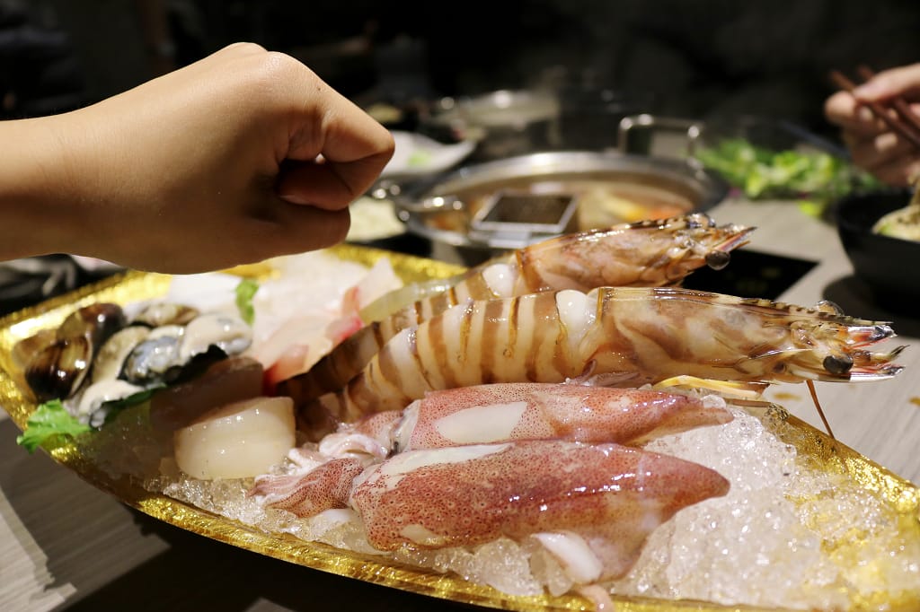 台北｜肉老大 頂級肉品涮涮鍋(忠孝復興店) 個人麻辣火鍋．牛奶鍋推薦！
