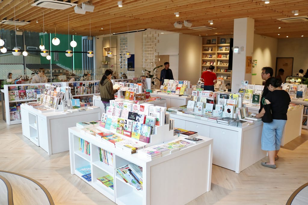 台南｜Ubuntu烏邦圖 書店 附設咖啡館