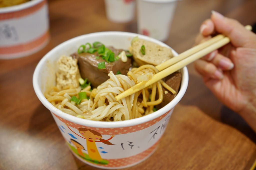 台北｜大吉祥香豆富 淡水超好吃麻辣臭豆腐鴨血．淡江大學美食推薦！